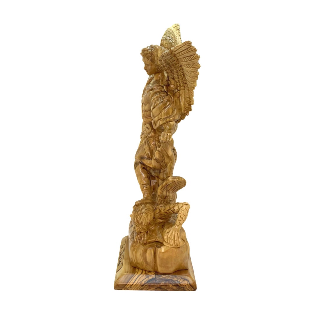 Figura de San Miguel tallada, siglo XVII, madera de tilo en venta en Pamono