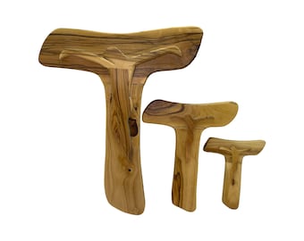 Puede incluir: Tres cruces Tau de madera de diferentes tamaños, cada una con una figura tallada de Jesús. Las cruces son de madera marrón claro con vetas visibles. La cruz más grande mide aproximadamente 30 cm de alto, la más pequeña, unos 15 cm.