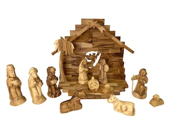 Può includere: Un presepe in legno con una stalla, figure di Maria, Giuseppe, Gesù bambino, un pastore, una mucca, un asino e tre re magi. Le figure sono intagliate in legno d'ulivo e hanno una finitura in legno naturale.