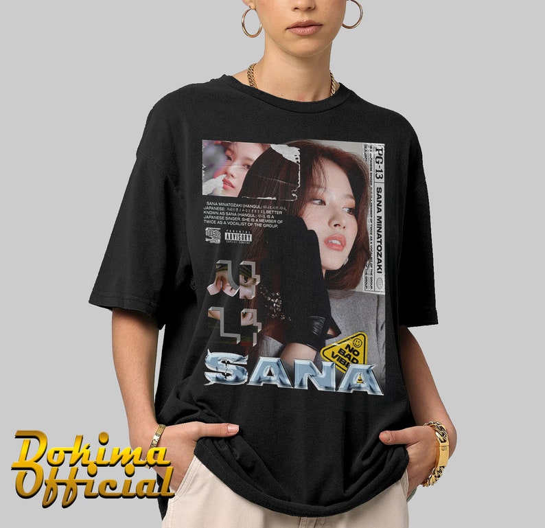 K&ouml;nnte beinhalten: Schwarzes T-Shirt mit einem Grafikdruck einer Frau mit einem Schwarzwei&szlig;bild eines Frauen Gesichts mit dem Text "PG-13 SANA MINATOZAKI" und "SANA" in silberner Schrift.