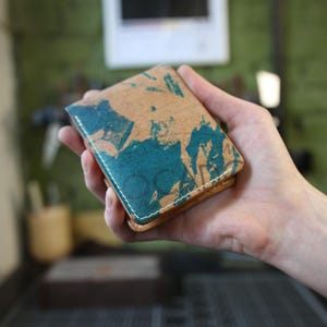 ハンドメイドシェルコードバンウォレット、リバースシェルコードバン、マーブルブルー＆ナチュラルカラー、スリム二つ折り、カードスロット8つ、高級イタリアンレザー