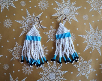 Paire de boucles d'oreilles en perles de rocailles blanches et bleues