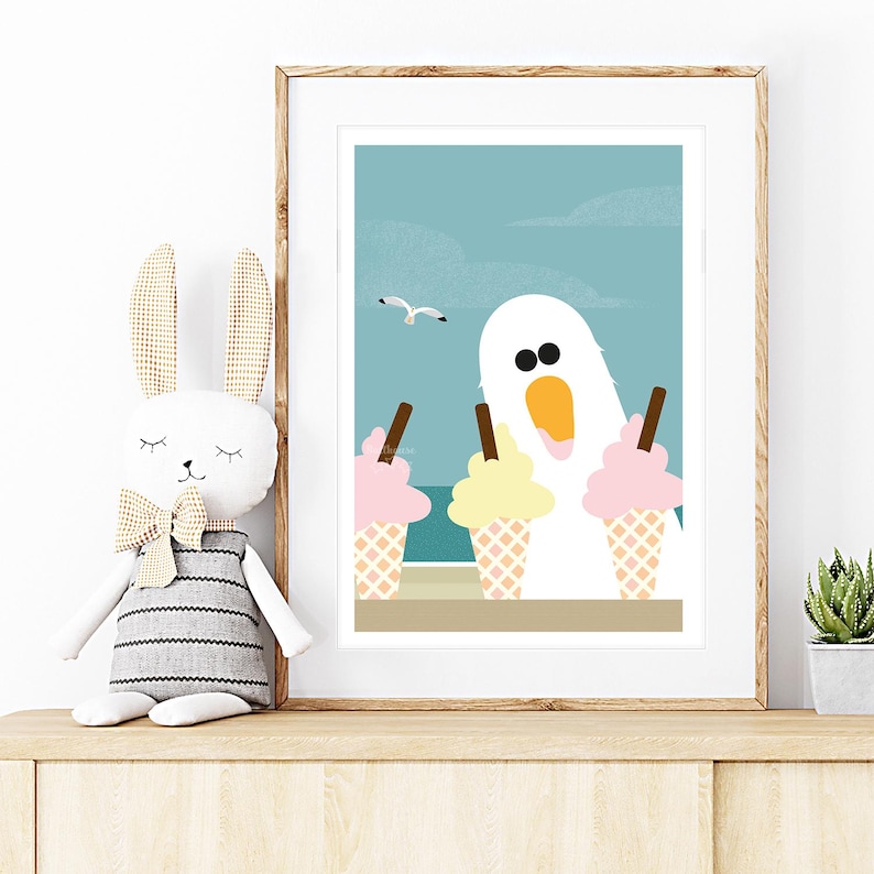 Puede incluir: Un p&aacute;jaro blanco de dibujos animados con un pico amarillo y ojos grandes est&aacute; de pie frente a tres conos de helado. Los conos de helado son rosados, amarillos y rosados. El fondo es un cielo azul con nubes blancas.