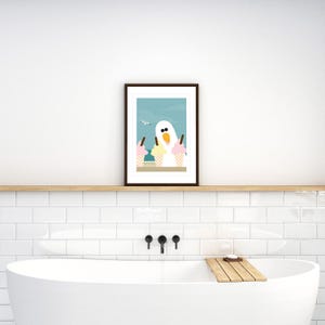 Puede incluir: Una ilustraci&oacute;n enmarcada de un p&aacute;jaro blanco con pico y ojos, sosteniendo tres conos de helado. Los conos de helado son rosa, amarillo y blanco. El fondo es un cielo azul claro con una gaviota blanca volando en la distancia.