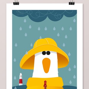 Peut inclure: Un oiseau blanc portant un imperm&eacute;able et un chapeau jaunes se tient devant un phare. Il pleut et le ciel est bleu avec un nuage blanc.