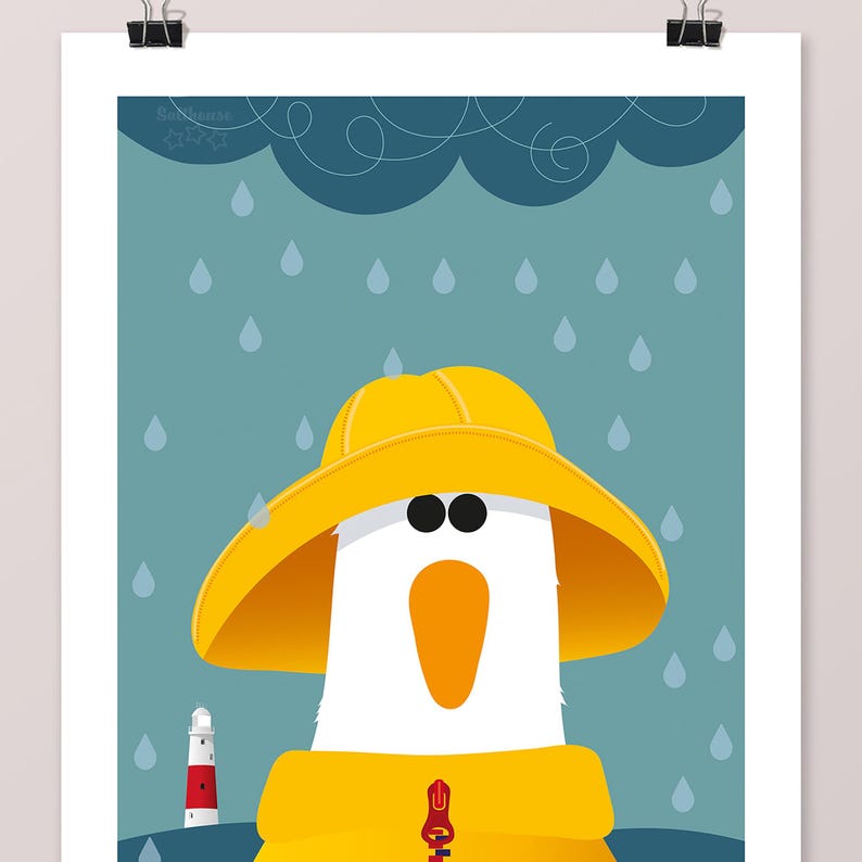Peut inclure: Un oiseau blanc portant un imperm&eacute;able et un chapeau jaunes se tient devant un phare. Il pleut et le ciel est bleu avec un nuage blanc.