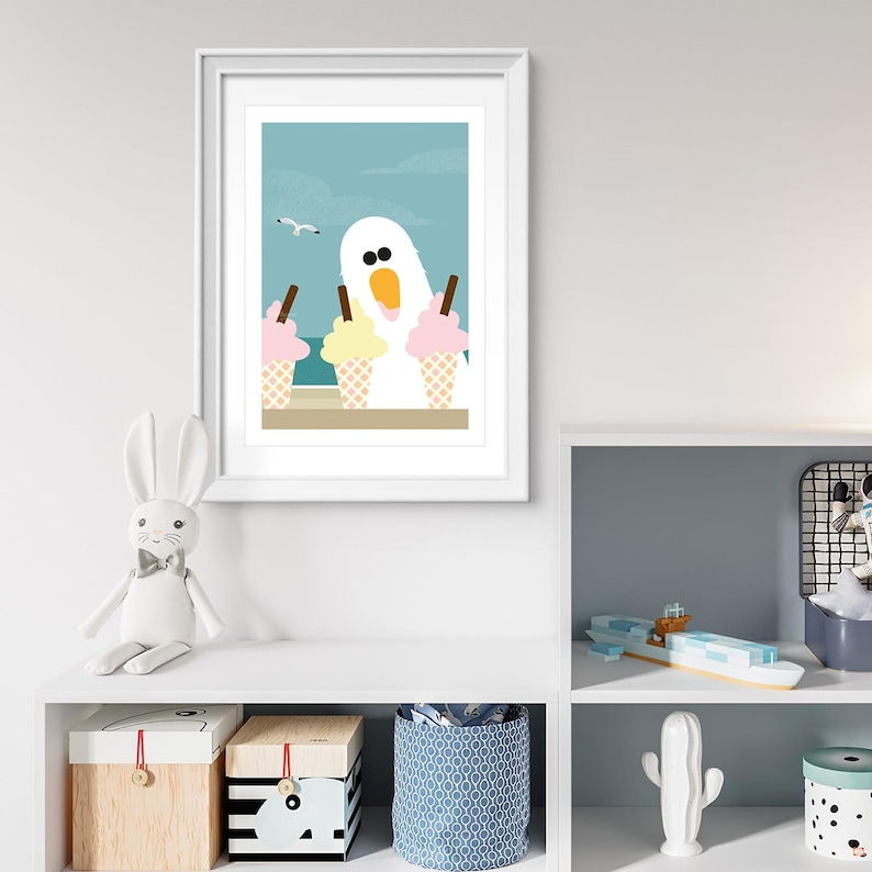 Puede incluir: Un p&aacute;jaro blanco de dibujos animados con un cono de helado rosa y amarillo frente a un cielo azul y una escena de playa. El p&aacute;jaro tiene una expresi&oacute;n de sorpresa y est&aacute; mirando el cono de helado.