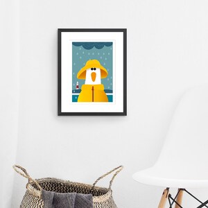 Peut inclure: Une illustration encadr&eacute;e d'un oiseau de dessin anim&eacute; portant un imperm&eacute;able et un chapeau jaunes, debout devant un fond bleu et gris avec des gouttes de pluie qui tombent. L'oiseau a un corps blanc et un bec jaune. L'arri&egrave;re-plan comprend un petit phare rouge.