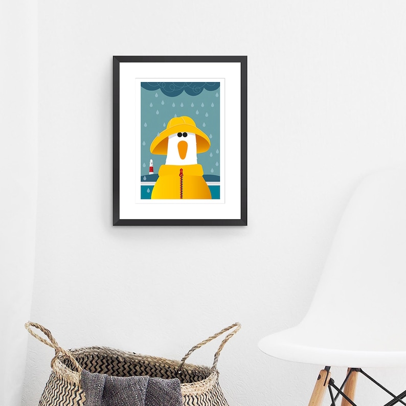 Peut inclure: Une illustration encadr&eacute;e d'un oiseau de dessin anim&eacute; portant un imperm&eacute;able et un chapeau jaunes, debout devant un fond bleu et gris avec des gouttes de pluie qui tombent. L'oiseau a un corps blanc et un bec jaune. L'arri&egrave;re-plan comprend un petit phare rouge.