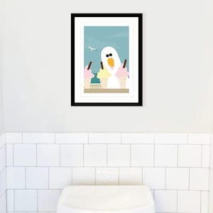 Puede incluir: Una ilustraci&oacute;n enmarcada de un p&aacute;jaro blanco con un pico grande y una expresi&oacute;n de sorpresa. El p&aacute;jaro est&aacute; de pie frente a tres conos de helado, uno amarillo, uno rosa y uno blanco. El fondo es un cielo azul claro con una gaviota volando por encima.