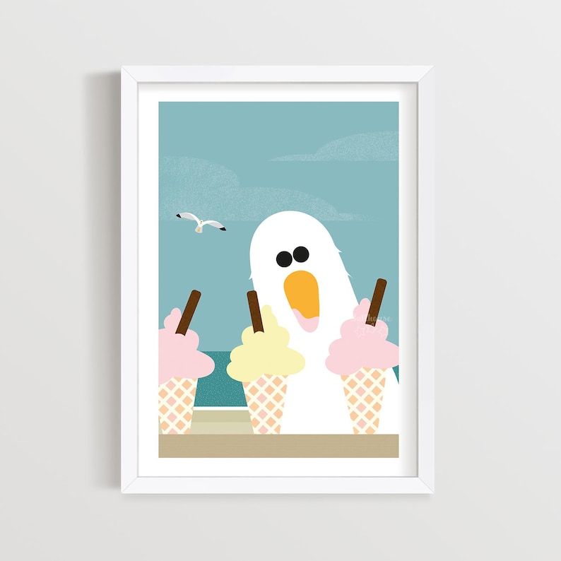 Puede incluir: Un p&aacute;jaro blanco con un pico amarillo y grandes ojos negros mira al espectador. El p&aacute;jaro est&aacute; de pie frente a tres conos de helado con helado rosa, amarillo y rosa. Los conos de helado est&aacute;n en una escena de playa con un cielo azul y una gaviota volando por encima.