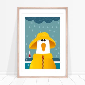 Peut inclure: Illustration de dessin anim&eacute; d'un oiseau portant un imperm&eacute;able jaune et un chapeau jaune. L'oiseau se tient devant un phare et il pleut.