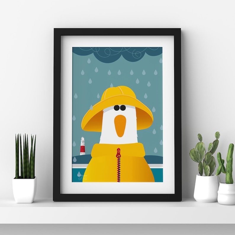 Peut inclure: Illustration de dessin anim&eacute; d'un oiseau blanc portant un imperm&eacute;able jaune et un chapeau jaune. L'oiseau se tient devant un phare et il pleut.