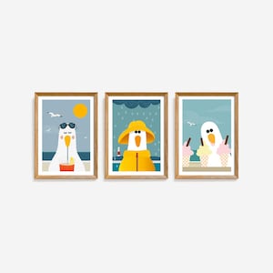Puede incluir: Tres ilustraciones enmarcadas de una gaviota de dibujos animados en diferentes escenarios. La primera muestra a la gaviota con gafas de sol y disfrutando de una bebida. La segunda muestra a la gaviota con un impermeable amarillo bajo la lluvia. La tercera muestra a la gaviota disfrutando de un helado.