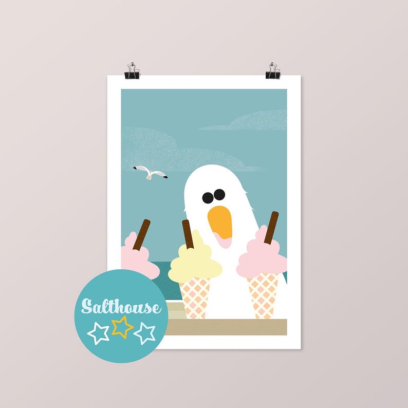 Puede incluir: Una gaviota de dibujos animados blanca con un cono de helado rosa y amarillo en cada mano. La gaviota mira al espectador con una expresi&oacute;n de sorpresa. El fondo es un cielo azul con nubes blancas. El texto "Salthouse" est&aacute; en un c&iacute;rculo en la parte inferior izquierda de la imagen.