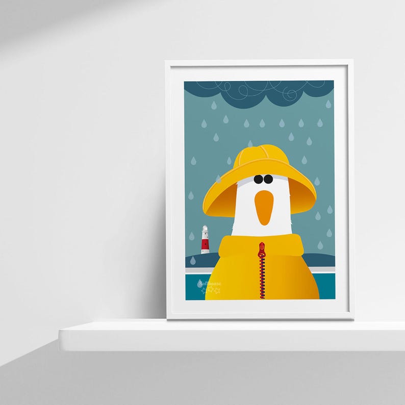 Peut inclure: Un oiseau blanc portant un imperm&eacute;able et un chapeau jaunes se tient devant un phare rouge et blanc. L'oiseau regarde le spectateur. Il pleut et il y a un nuage gris en arri&egrave;re-plan.