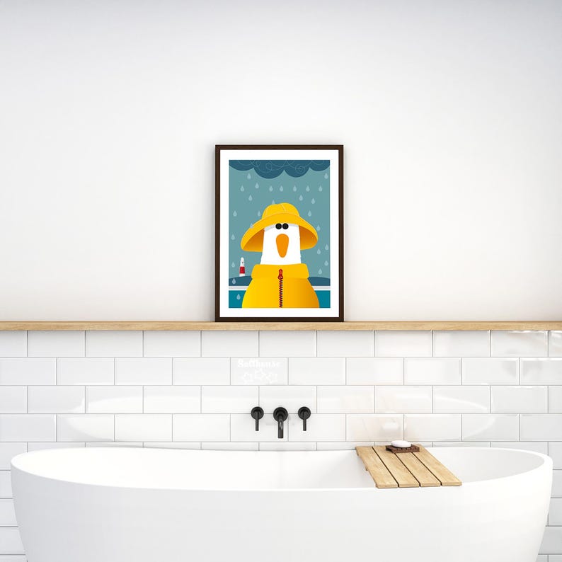Peut inclure: Illustration num&eacute;rique d'un pingouin portant un imperm&eacute;able jaune et un chapeau, debout devant un phare sous la pluie. L'arri&egrave;re-plan est bleu avec des nuages blancs.