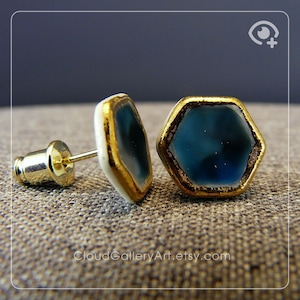 Hexagon Fuse, Porzellan & geschmolzene Glas Ohrstecker, 22k Gold Details, handgemacht