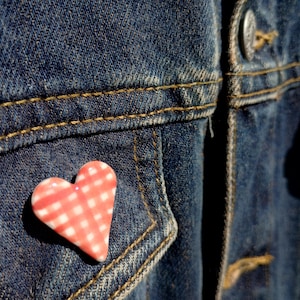 Rotes Gingham Herz Keramik Pin - Handgemachte Keramik Brosche, Rustikaler Cottagecore Schmuck Geschenk
