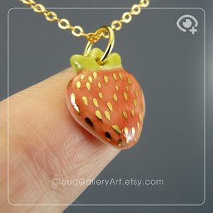 Porseleinen aardbeihanger | Handgeschilderde keramische bedel met echt goud | Fruitsieraden cadeau | Leuke handgemaakte kettingbedel
