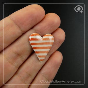 Gestreifte Herz Keramik Pin - Handgemachte rot und weiße Keramik Brosche, Minimalistisches Geschenk für Sie