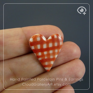 Rotes Gingham Herz Keramik Pin - Handgemachte Keramik Brosche, Rustikaler Cottagecore Schmuck Geschenk