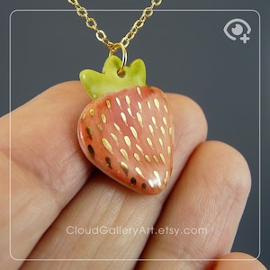 Porseleinen aardbei-hangerketting – echtgouden details – Handgemaakte fruitbedelsieraden