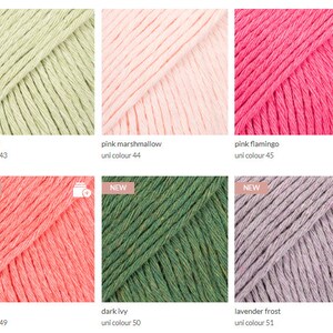 K&ouml;nnte beinhalten: Sechs Garnkn&auml;uel in verschiedenen Farben: Hellgr&uuml;n Salbei, Rosa Marshmallow, Rosa Flamingo, Koralle, Dunkelgr&uuml;n Efeu und Lavendelfrost. Jedes Kn&auml;uel ist mit dem Farbnamen und der Uni-Farbnummer gekennzeichnet.