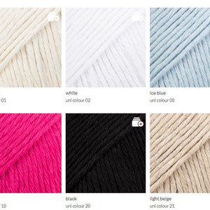 K&ouml;nnte beinhalten: Nahaufnahme von zehn Garnrollen in verschiedenen Farben, darunter Off-White, Wei&szlig;, Eisblau, Kirschrot, Schwarz und Hellbeige. Das Garn ist in zwei Reihen mit jeweils f&uuml;nf Rollen angeordnet. Jede Rolle hat ein Etikett mit dem Farbnamen und einer eindeutigen Farbnummer.