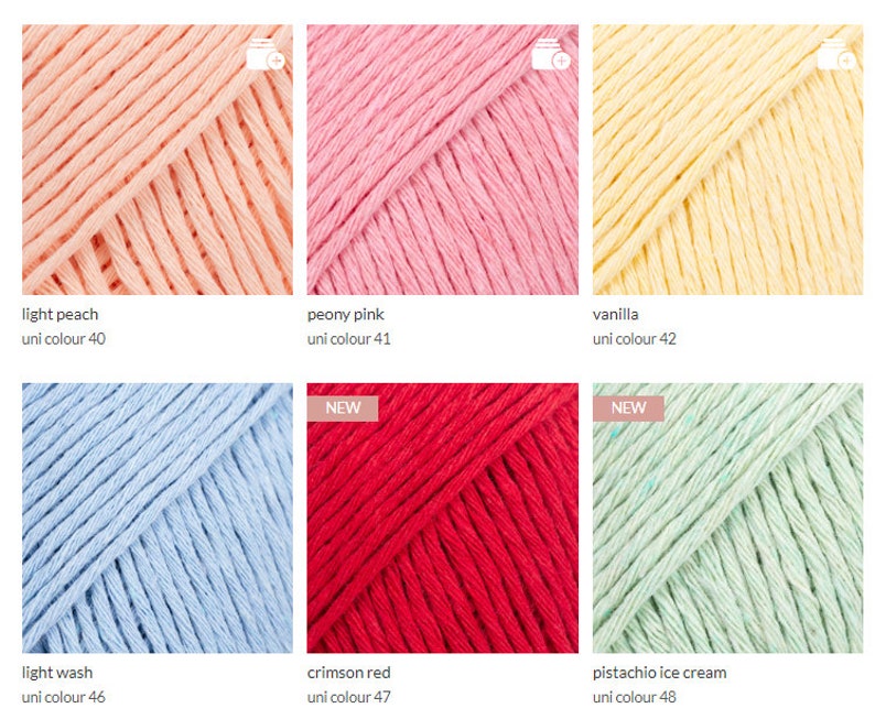 K&ouml;nnte beinhalten: Sechs Kn&auml;uel Baumwollgarn in verschiedenen Farben, darunter hellpfirsich, pfingstrosenrosa, Vanille, hellblau, karmesinrot und Pistazieneis. Das Garn ist mit dem Farbnamen und der Uni-Farbnummer gekennzeichnet.