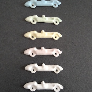 Wandkunst-Set von 5 handgefertigte Porzellan Sportwagen in 3D Relief in Pastellfarben, transparenten Glanz Glasur oder unglasiert