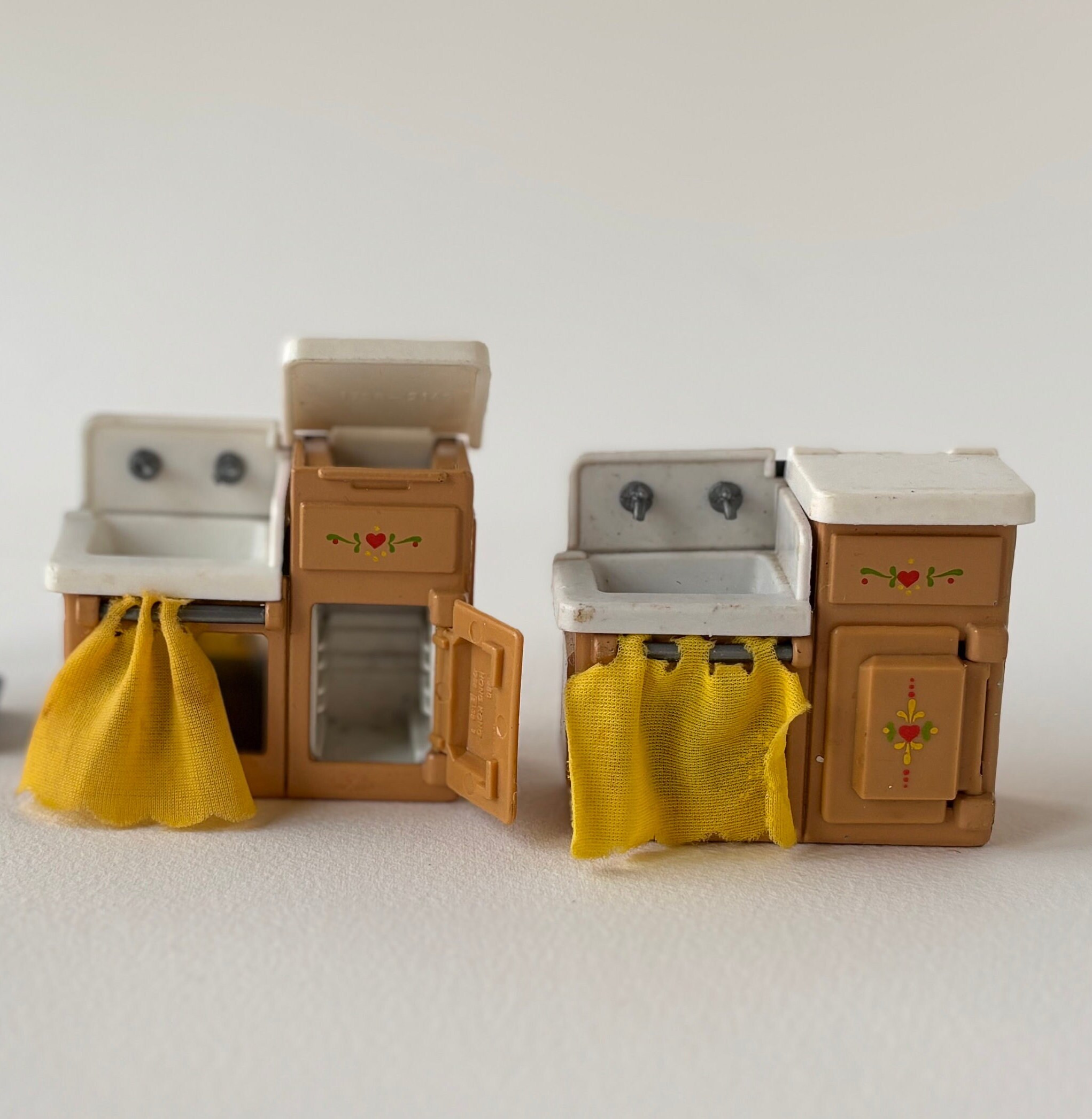 マテル　the Littles   家具　シンクと冷蔵庫 The Littles Family Mr. and Mrs. Mattel #1925 Dolls and Furniture
