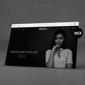 Puede incluir: Maqueta de sitio web en una pantalla de ordenador, con el texto "TRANSFORM YOUR LIFE" y un botón de llamada a la acción. El sitio web está marcado con el nombre "PerCo." y el logotipo de Wix es visible. La imagen es en escala de grises.