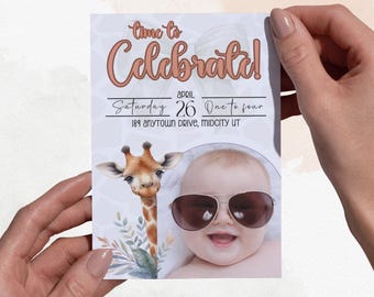 Invitación a una celebración con temática de jirafa universal, plantilla editable en Canva, bienvenida a casa, cumpleaños y bautismo.