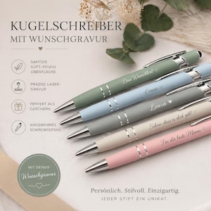 Könnte beinhalten: Fünf Kugelschreiber mit matter Soft-Touch-Oberfläche in Salbeigrün, Hellblau, Grau, Creme und Rosa. Jeder Stift verfügt über einen silbernen Clip, silberne Akzente und eine individuelle Lasergravur. Die Stifte sind mit deutschem Text versehen.