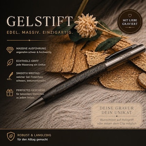 Könnte beinhalten: Ein Gelstift mit einem Griff aus dunklem Holz und einem silberfarbenen Metallgehäuse mit schwarzem Clip. Der Stift ist mit dem Text 'Saym' und der Website 'www.gedrucktundgelasert.de' graviert. Er verfügt über eine Spitze und eine glatte Oberfläche.