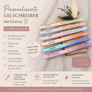 Könnte beinhalten: Sechs personalisierte Gelschreiber in Pastellfarben mit Gravur, präsentiert auf einem Holzblock. Jeder Stift hat einen Farbverlauf und den Text "www.gedrucktundgelasert.de". Der Text wirbt für die Stifte.