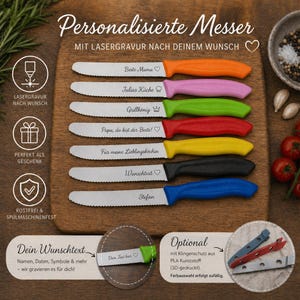Könnte beinhalten: Ein Set personalisierter Messer mit gezahnten Klingen und farbenfrohen Griffen. Jedes Messer hat eine andere Griffarbe: orange, pink, grün, rot, gelb, schwarz und blau. Auf den Klingen stehen Texte wie "Beste Mama" und "Julius Küche".