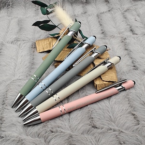 Könnte beinhalten: Fünf stilvolle Stifte mit einer metallischen Oberfläche in verschiedenen Pastellfarben, darunter hellblau, grau, beige und rosa. Die Stifte haben an einem Ende eine Stiftmine und am anderen Ende einen Kugelschreiber.