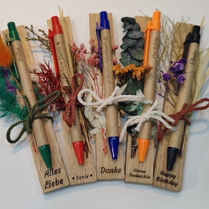 Kugelschreiber personalisiert Geschenk mit Trockenblumen Deko Pappe individueller Gravur blau Kuli Stift Gastgeschenk Geschenk Gift