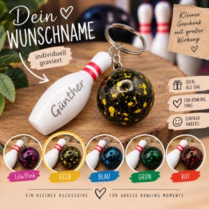 Könnte beinhalten: Ein Metallschlüsselanhänger mit einer weißen Bowling-Pin-Figur mit zwei roten Streifen und der Gravur Günther, befestigt an einer schwarzen Bowlingkugel mit gelben Sprenkeln. Der Schlüsselanhänger wird mit fünf Farbvarianten der Kugel gezeigt.