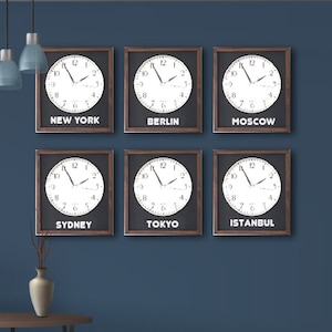 Może przedstawiać: Sześć zegarów w ramach na niebieskiej ścianie, każdy pokazuje inną strefę czasową: Nowy Jork, Berlin, Moskwa, Sydney, Tokio i Stambuł.