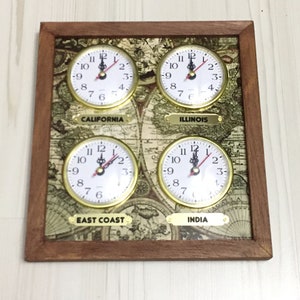 4 Zone Uhr mit alter Landkarte. Sie können den gewünschten Namen, die gewünschte Region oder Stadt drucken. Zeitzonen Uhr. Mehrzonenuhr. Benutzerdefinierte Zeitzone.