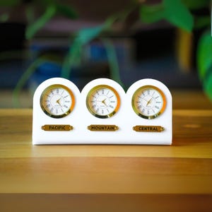White 5 mm acrylic 3-piece table clock. Names of three regions or cities. Customizable labels. Time zone clock. white desk clock. 3 clock.