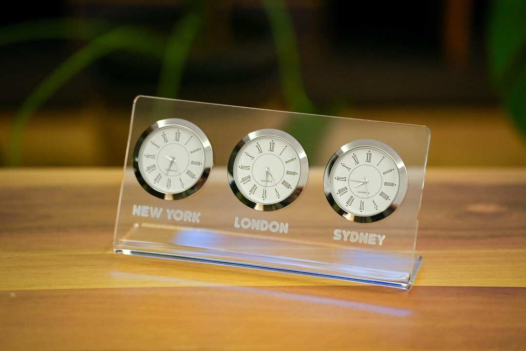 Personalisierbar Multi-Zonen Uhr aus Acryl: Gravierte Stadtnamen