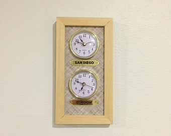 2 zones personnalisables. Horloge de fuseau horaire. étiquettes de zone facultatives. étiquettes personnelles sur demande. Il est fait de cadre en bois.multi zone.