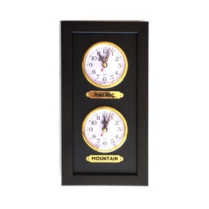 Schwarze Wanduhr mit 2 Etiketten. Anpassbare Etiketten.Zwei separate Zonenuhren. 2-Zonen Uhr für die Wand. Zeitzonen Uhr.
