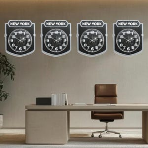 Puede incluir: Cuatro relojes de pared negros y plateados con las palabras "NEW YORK" impresas en la parte superior. Cada reloj tiene una esfera negra con números y manecillas blancas.