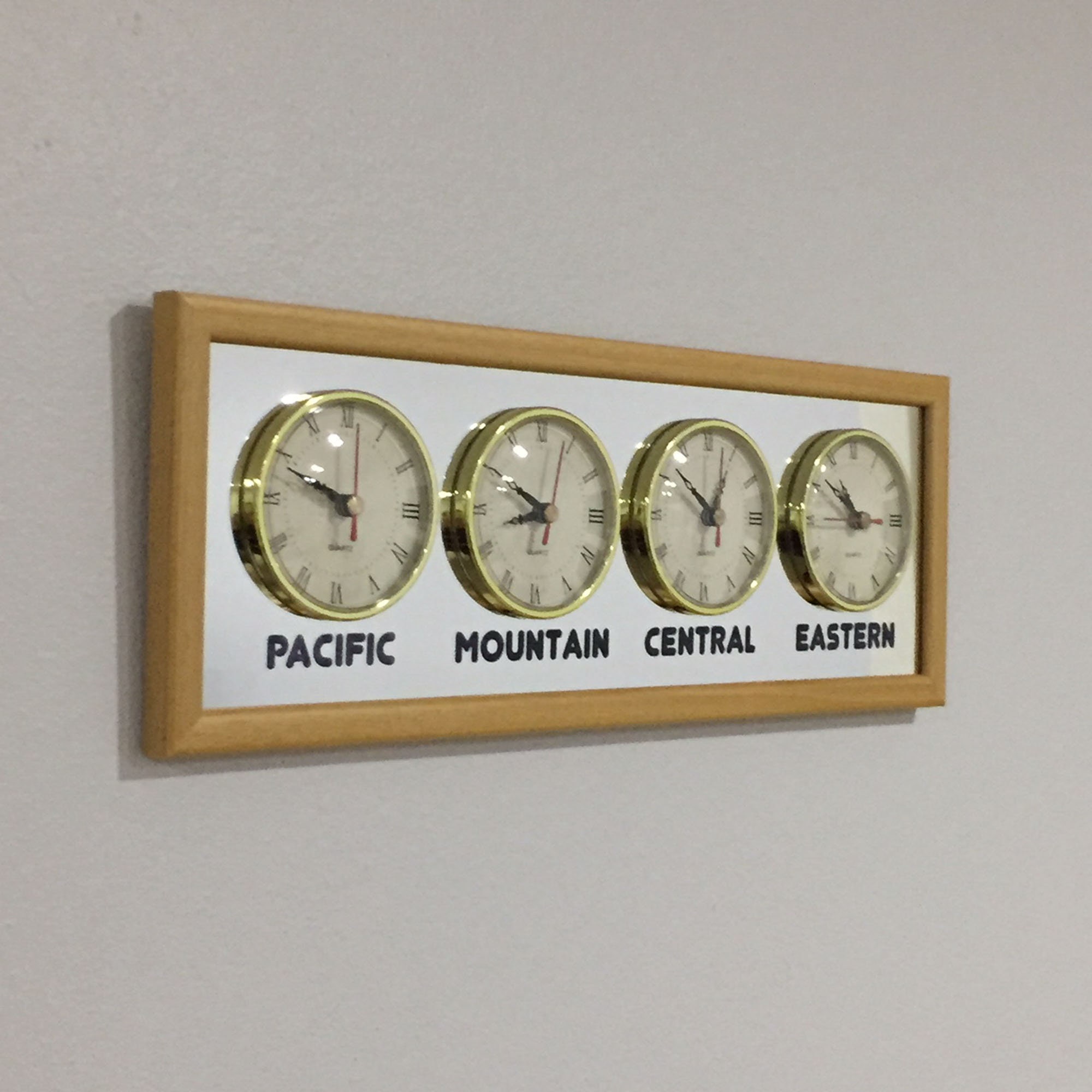 【APTONE】 OFFSET CLOCK : 4 COLORS 4 Zone Clock With Mirror. You Can Print the Name, Region or
