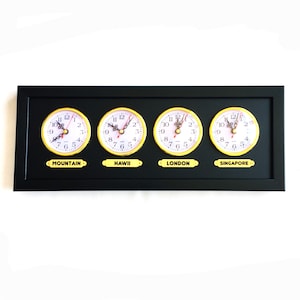 Mehrzonenuhr. Schwarze personalisierte Uhr mit 4 Tags. Sie können den gewünschten Namen, die gewünschte Region oder Stadt drucken. 4 Uhr. Wand Mehrzonenuhr.